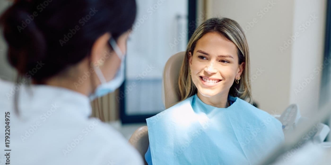 Sonrisa natural durante una atención odontológica