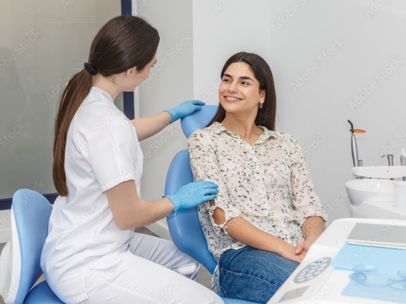 Sonrisa natural en un entorno odontológico luminoso