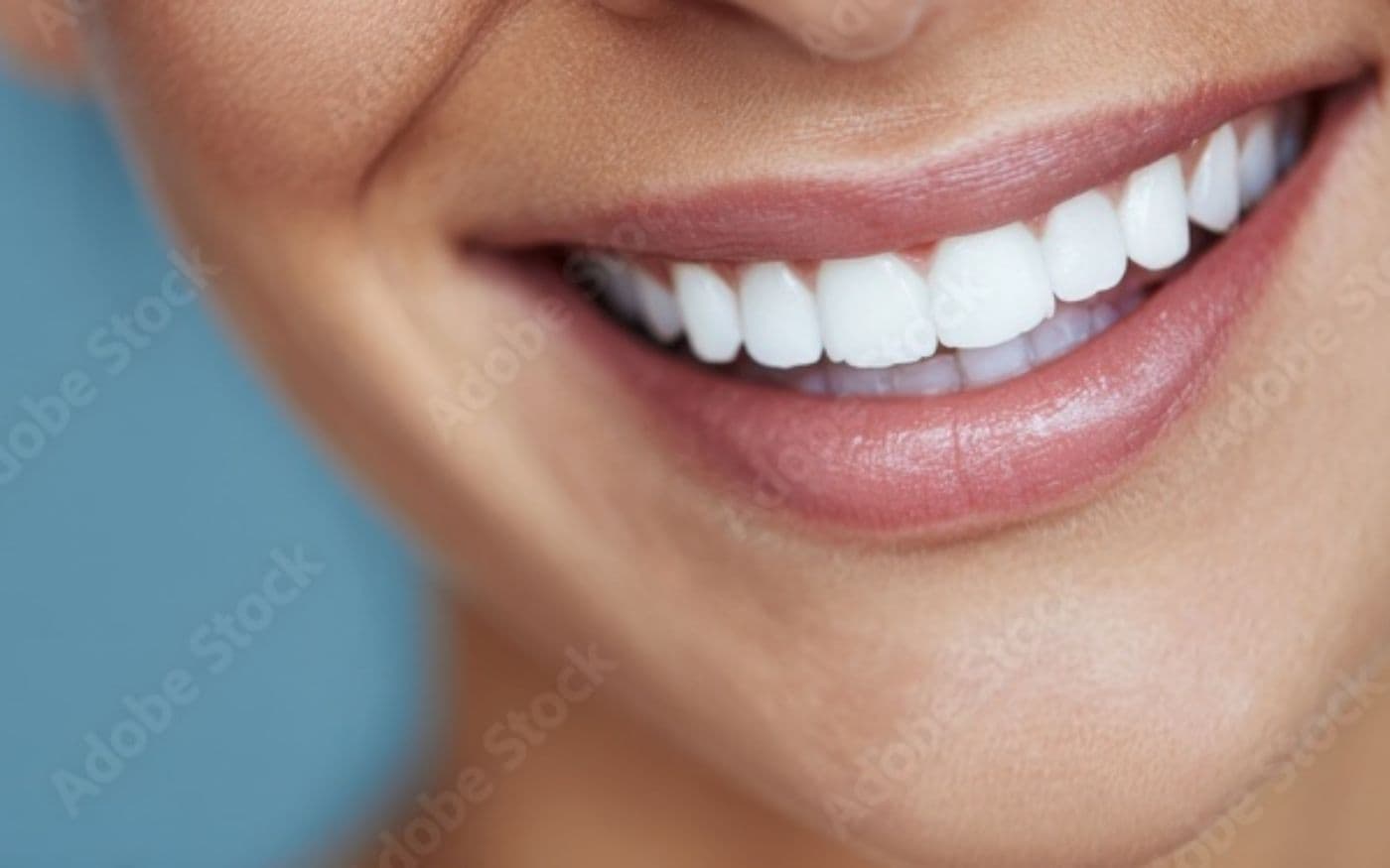 Sonrisa blanca y natural en primer plano