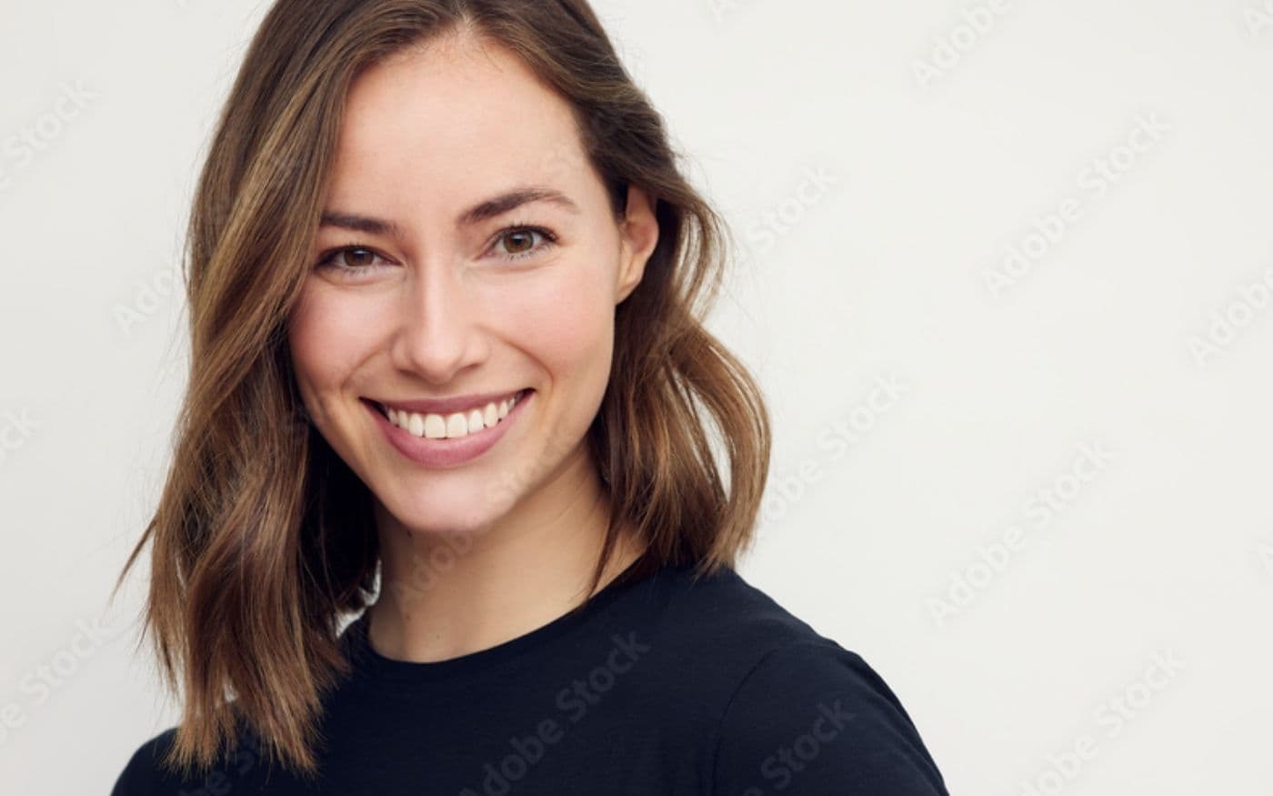 Sonrisa armónica y natural en primer plano