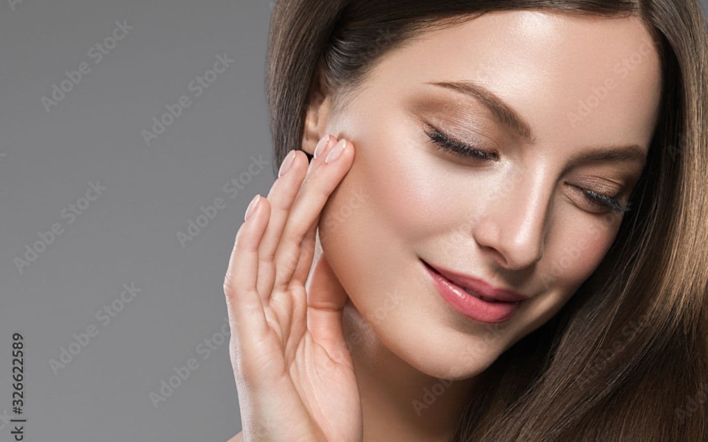 Piel del rostro luminosa tras limpieza, ambiente clínico